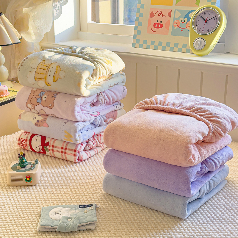 Milk Velvet lepedő készlet matracvédővel, csúszásmentes, egész éves használatra