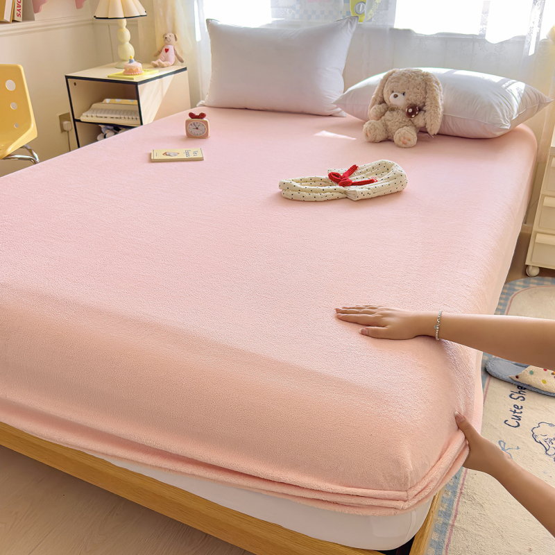 Milk Velvet lepedő készlet matracvédővel, csúszásmentes, egész éves használatra