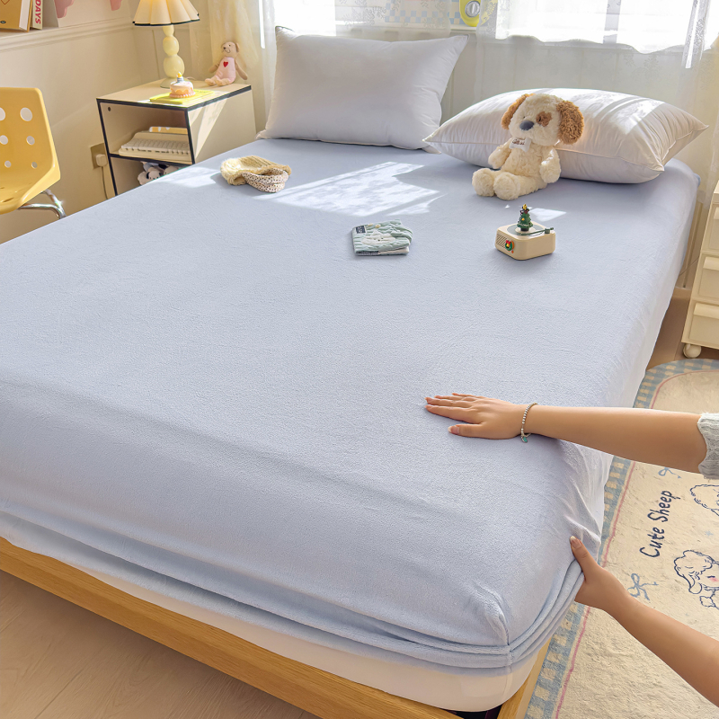 Milk Velvet lepedő készlet matracvédővel, csúszásmentes, egész éves használatra