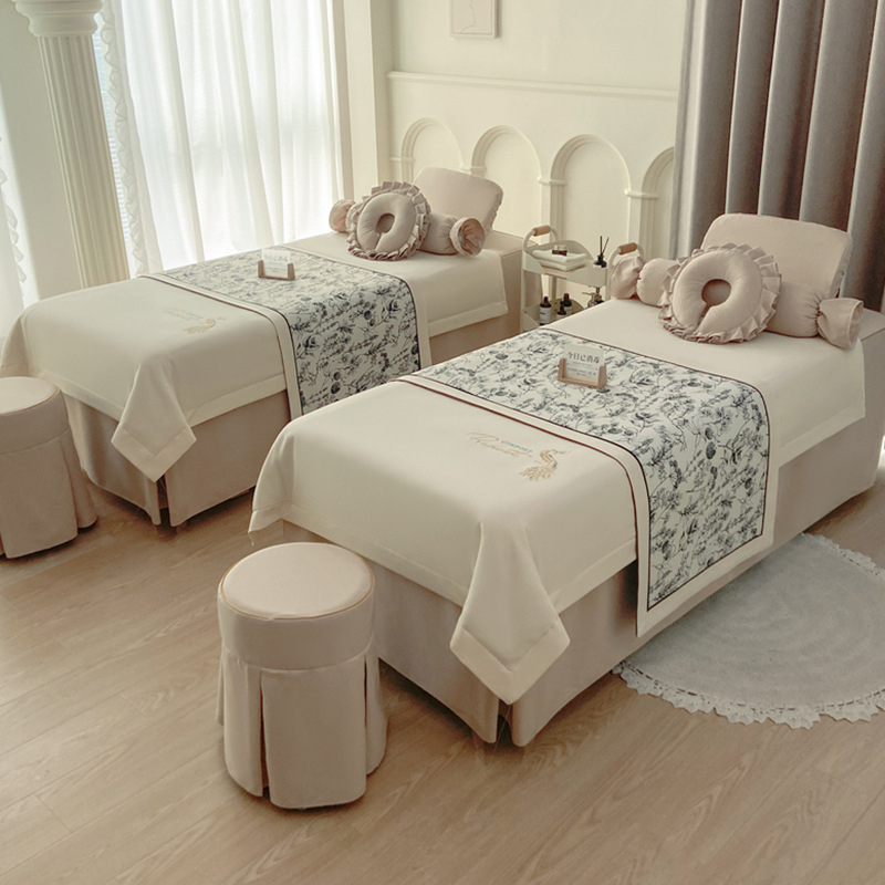 Prekrivka za krevet, set od četiri dijela, mješavina poliestera i pamuka, vez i satenska tkanina, reaktivno tiskanje i bojenje