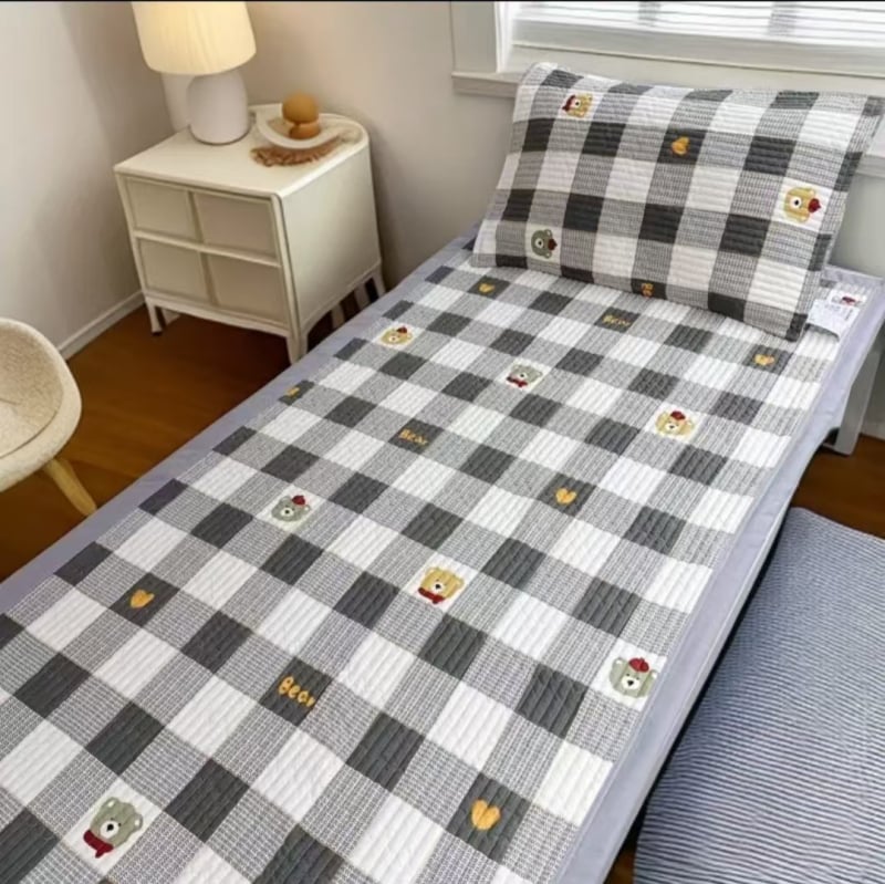 Studentska posteljina s protukliznim prekrivačem, šivana, geometrijski uzorak, kemijsko vlakno, 1500–1999 g