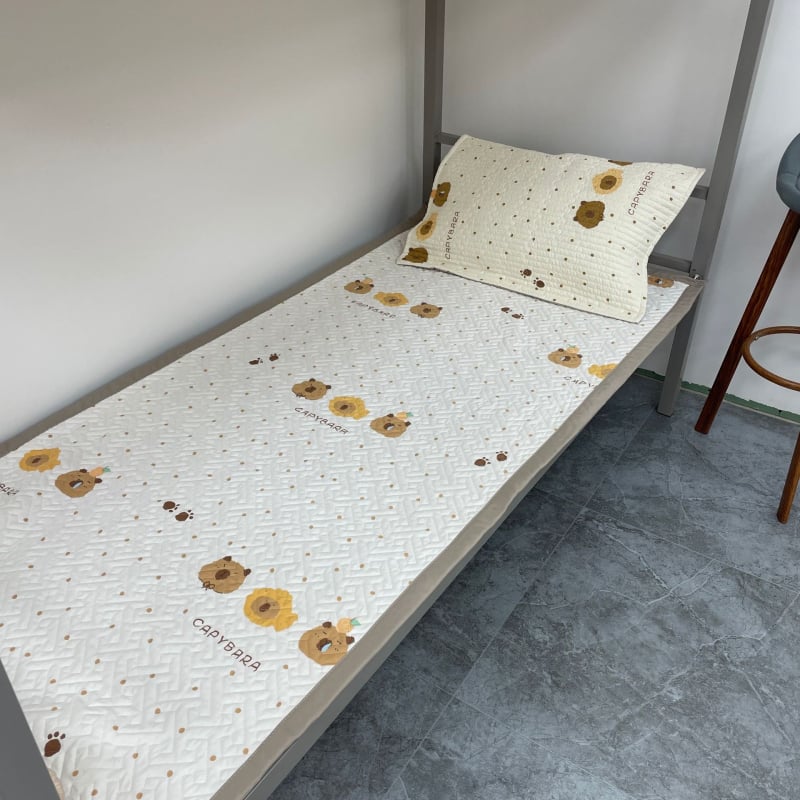 Studentska posteljina s protukliznim prekrivačem, šivana, geometrijski uzorak, kemijsko vlakno, 1500–1999 g