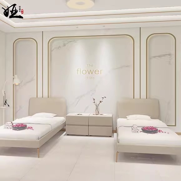 Sienų tapetai: prancūziškos gipso linijos dizainas, šilko medžiaga, dėmių atsparumas