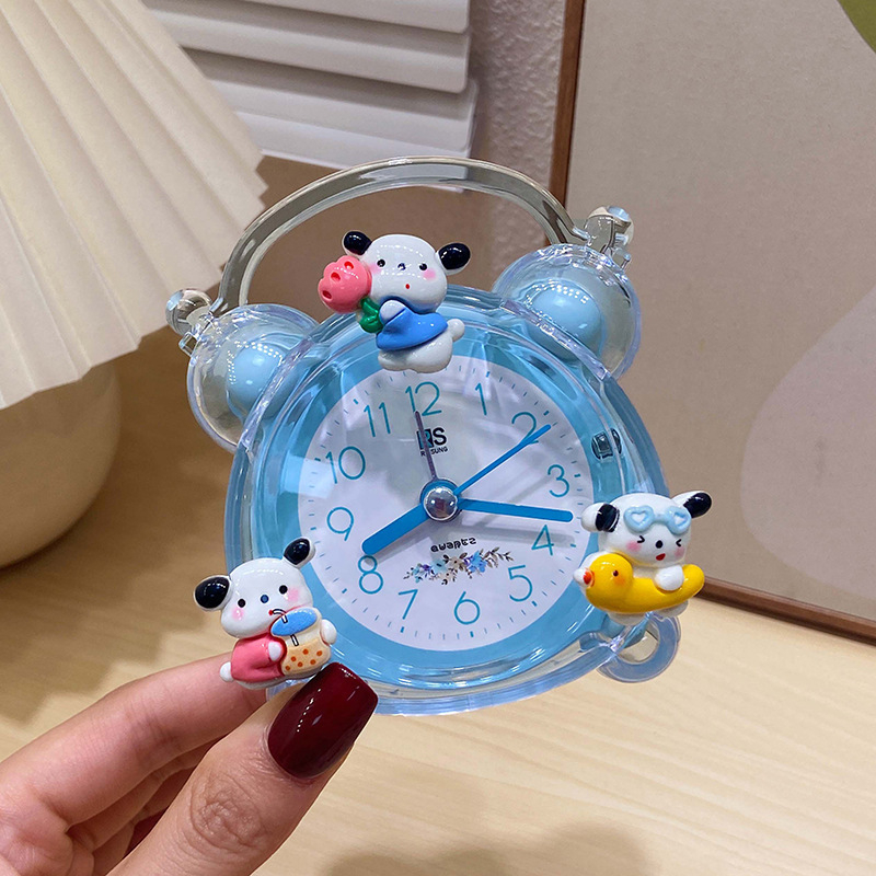 Íróasztali óra éjjeli fény funkcióval — Gyerekeknek szóló rajzfilm dizájn, műanyag tok és számlap, külső tápegység