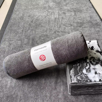 Joga kilimėlio rankšluostis – neslidus, sugeria prakaitą, greitai džiūsta, galima skalbti mašinoje