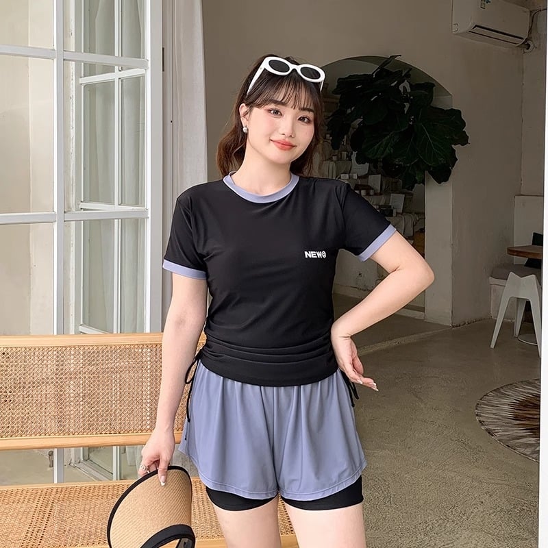 Moterų sportinis maudymosi kostiumėlis su aukštu liemeniu, krūtinės pagalvėlė, Milk Silk audinys, 95% poliesteris, pamušalas 5% spandeksas, trumpomis rankovėmis, vienalytis konservatyvus stilius