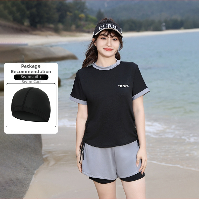 Moterų sportinis maudymosi kostiumėlis su aukštu liemeniu, krūtinės pagalvėlė, Milk Silk audinys, 95% poliesteris, pamušalas 5% spandeksas, trumpomis rankovėmis, vienalytis konservatyvus stilius