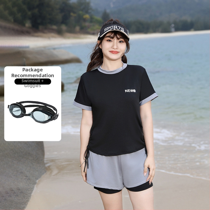 Moterų sportinis maudymosi kostiumėlis su aukštu liemeniu, krūtinės pagalvėlė, Milk Silk audinys, 95% poliesteris, pamušalas 5% spandeksas, trumpomis rankovėmis, vienalytis konservatyvus stilius