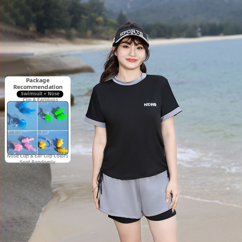 Moterų sportinis maudymosi kostiumėlis su aukštu liemeniu, krūtinės pagalvėlė, Milk Silk audinys, 95% poliesteris, pamušalas 5% spandeksas, trumpomis rankovėmis, vienalytis konservatyvus stilius