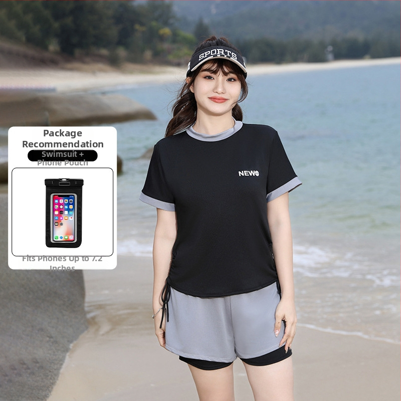 Moterų sportinis maudymosi kostiumėlis su aukštu liemeniu, krūtinės pagalvėlė, Milk Silk audinys, 95% poliesteris, pamušalas 5% spandeksas, trumpomis rankovėmis, vienalytis konservatyvus stilius