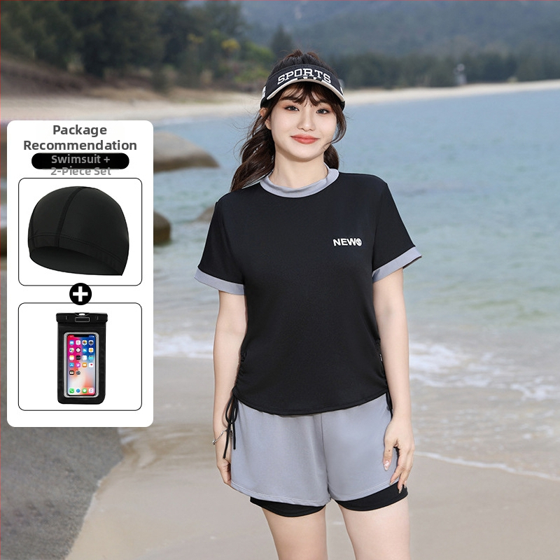 Moterų sportinis maudymosi kostiumėlis su aukštu liemeniu, krūtinės pagalvėlė, Milk Silk audinys, 95% poliesteris, pamušalas 5% spandeksas, trumpomis rankovėmis, vienalytis konservatyvus stilius