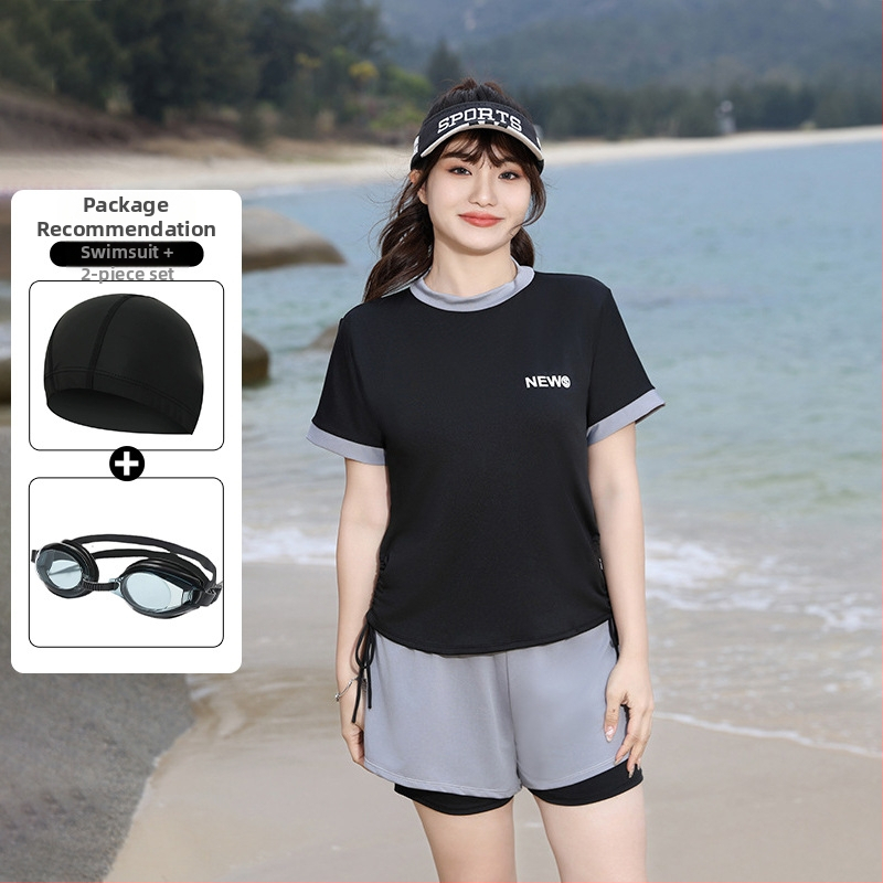 Moterų sportinis maudymosi kostiumėlis su aukštu liemeniu, krūtinės pagalvėlė, Milk Silk audinys, 95% poliesteris, pamušalas 5% spandeksas, trumpomis rankovėmis, vienalytis konservatyvus stilius