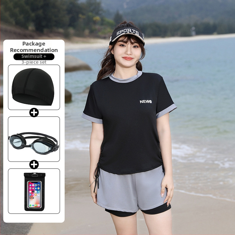 Moterų sportinis maudymosi kostiumėlis su aukštu liemeniu, krūtinės pagalvėlė, Milk Silk audinys, 95% poliesteris, pamušalas 5% spandeksas, trumpomis rankovėmis, vienalytis konservatyvus stilius