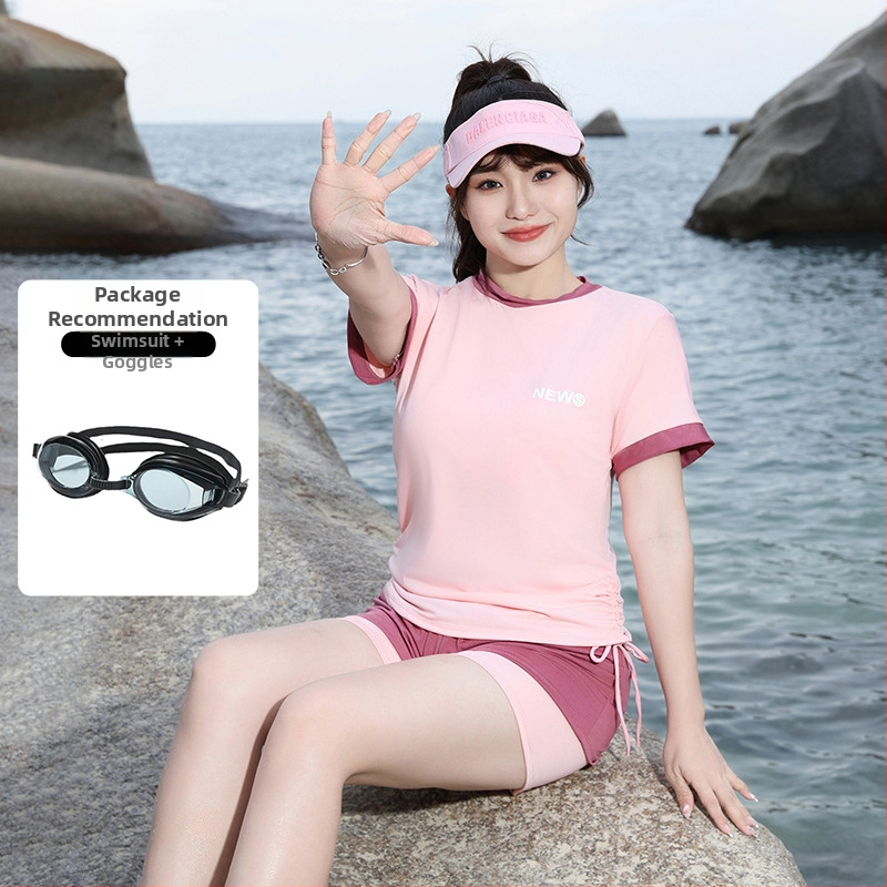 Moterų sportinis maudymosi kostiumėlis su aukštu liemeniu, krūtinės pagalvėlė, Milk Silk audinys, 95% poliesteris, pamušalas 5% spandeksas, trumpomis rankovėmis, vienalytis konservatyvus stilius