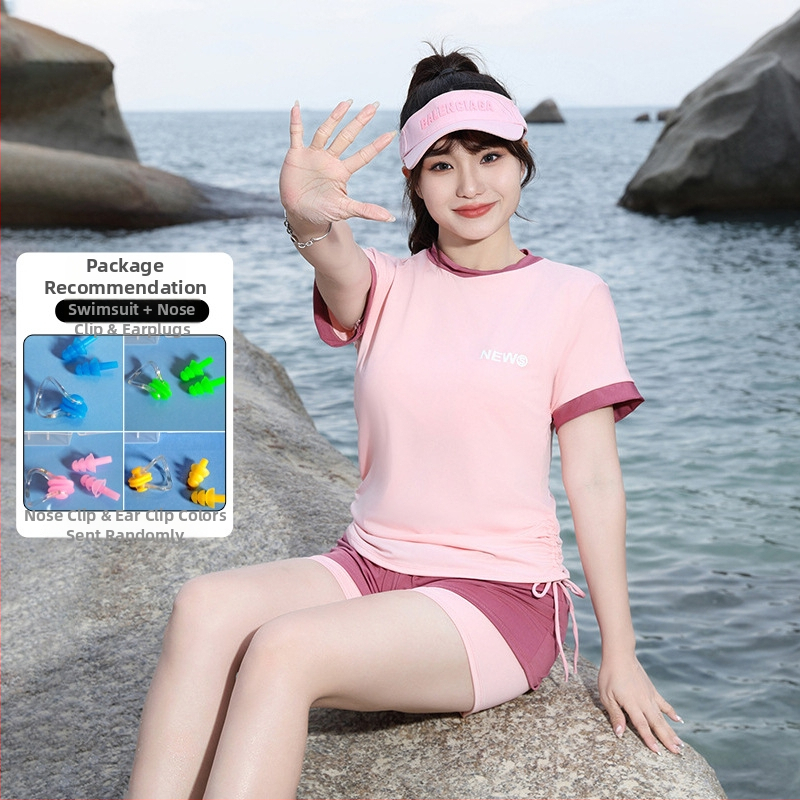 Moterų sportinis maudymosi kostiumėlis su aukštu liemeniu, krūtinės pagalvėlė, Milk Silk audinys, 95% poliesteris, pamušalas 5% spandeksas, trumpomis rankovėmis, vienalytis konservatyvus stilius