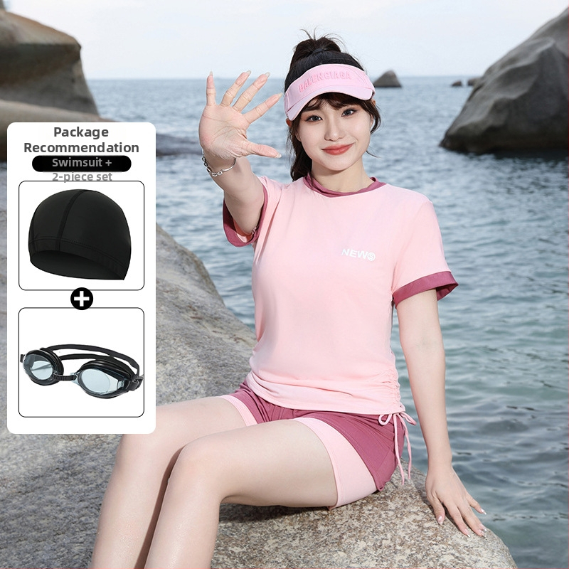 Moterų sportinis maudymosi kostiumėlis su aukštu liemeniu, krūtinės pagalvėlė, Milk Silk audinys, 95% poliesteris, pamušalas 5% spandeksas, trumpomis rankovėmis, vienalytis konservatyvus stilius