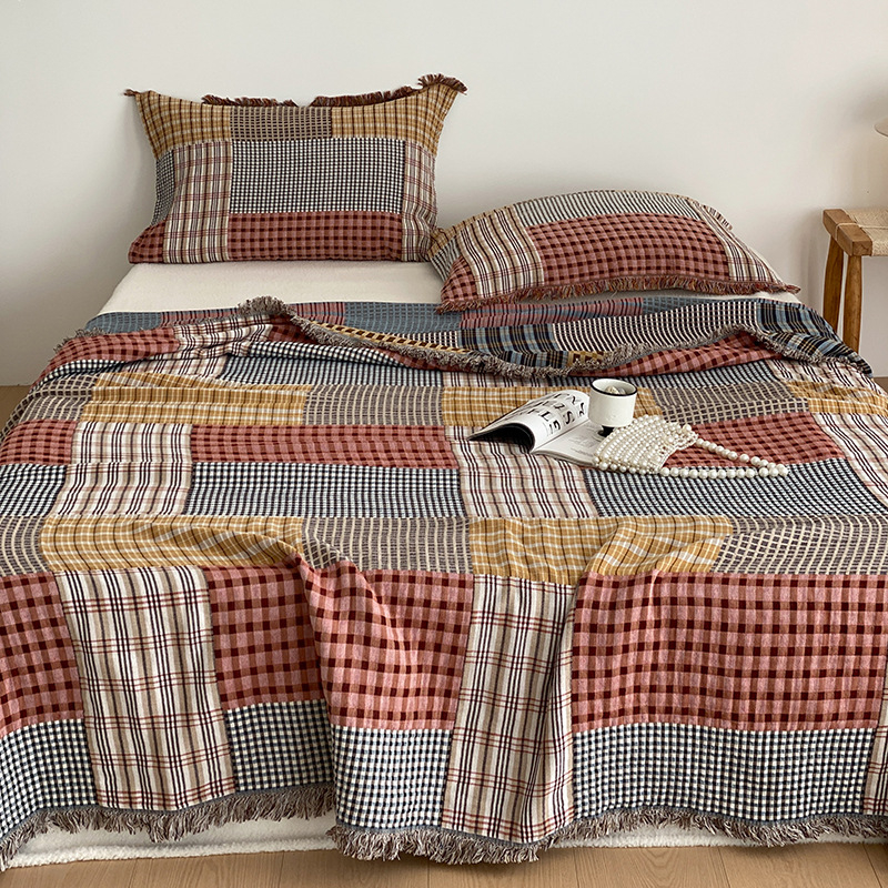 Kolmepalgel puuvillane komplekt: nelja kihtidega marli tekk tutsidega, reisikõrs ja padjapüür — 100% puuvill, reaktiivne trükk ja värvimine, maastik muster, kaal 1,1–1,5 kg