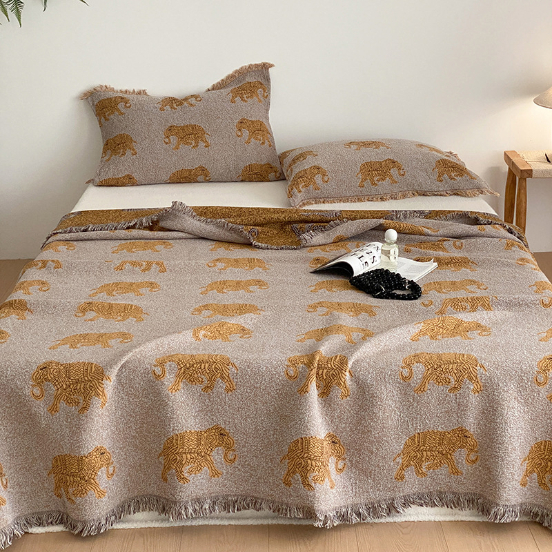 Kolmepalgel puuvillane komplekt: nelja kihtidega marli tekk tutsidega, reisikõrs ja padjapüür — 100% puuvill, reaktiivne trükk ja värvimine, maastik muster, kaal 1,1–1,5 kg