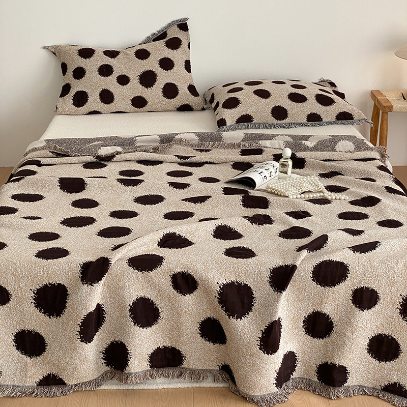 Kolmepalgel puuvillane komplekt: nelja kihtidega marli tekk tutsidega, reisikõrs ja padjapüür — 100% puuvill, reaktiivne trükk ja värvimine, maastik muster, kaal 1,1–1,5 kg