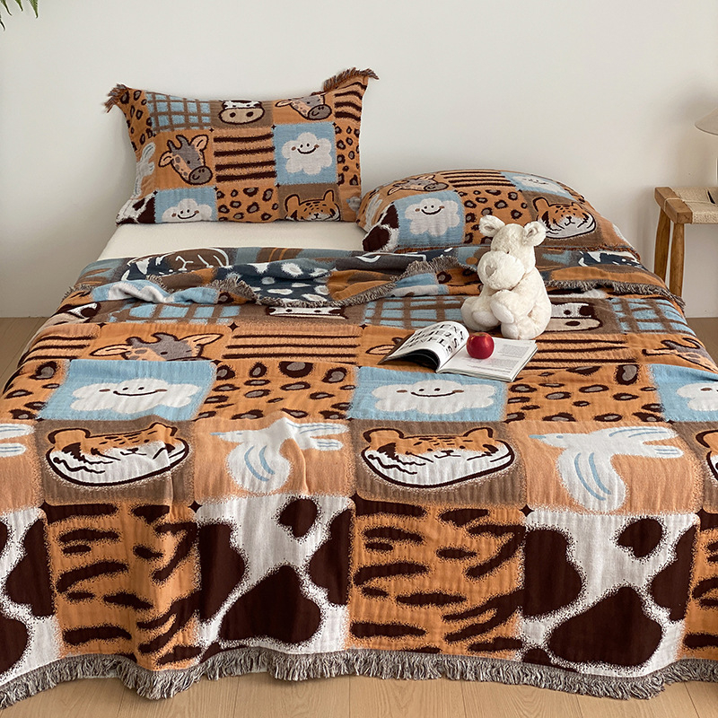 Kolmepalgel puuvillane komplekt: nelja kihtidega marli tekk tutsidega, reisikõrs ja padjapüür — 100% puuvill, reaktiivne trükk ja värvimine, maastik muster, kaal 1,1–1,5 kg