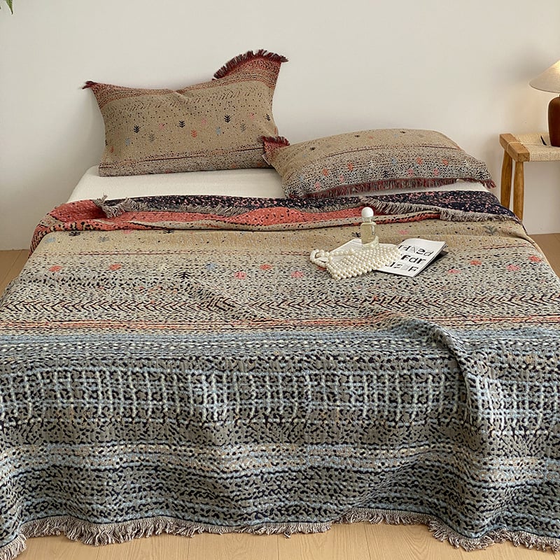 Kolmepalgel puuvillane komplekt: nelja kihtidega marli tekk tutsidega, reisikõrs ja padjapüür — 100% puuvill, reaktiivne trükk ja värvimine, maastik muster, kaal 1,1–1,5 kg