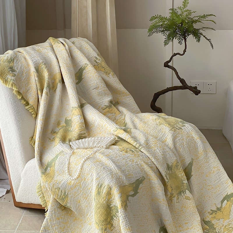 Kolmepalgel puuvillane komplekt: nelja kihtidega marli tekk tutsidega, reisikõrs ja padjapüür — 100% puuvill, reaktiivne trükk ja värvimine, maastik muster, kaal 1,1–1,5 kg