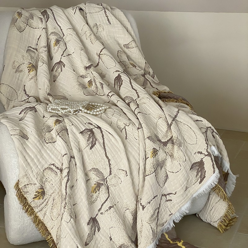 Kolmepalgel puuvillane komplekt: nelja kihtidega marli tekk tutsidega, reisikõrs ja padjapüür — 100% puuvill, reaktiivne trükk ja värvimine, maastik muster, kaal 1,1–1,5 kg