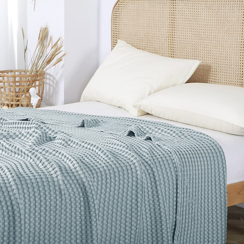 Skandináv stílusú kanapé pléd, waffle kötésű, 50% bambuszrost + 50% pamut, kevesebb mint 300 g, minden évszakra alkalmas.