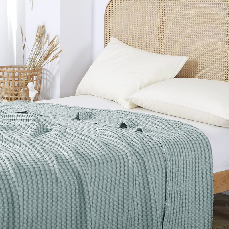 Skandináv stílusú kanapé pléd, waffle kötésű, 50% bambuszrost + 50% pamut, kevesebb mint 300 g, minden évszakra alkalmas.