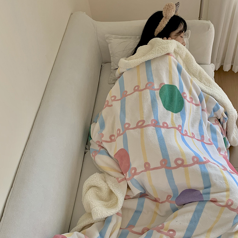 Dječja deka u stilu crtanih likova, topla i meka – za putovanja i slobodno vrijeme