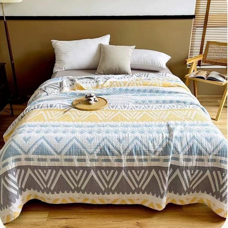 Kolm kihti marli-pleed, 99% puuvill, reaktiivne värvimine, geomeetriline muster, kaal 1,05–1,50 kg, kevad–sügis