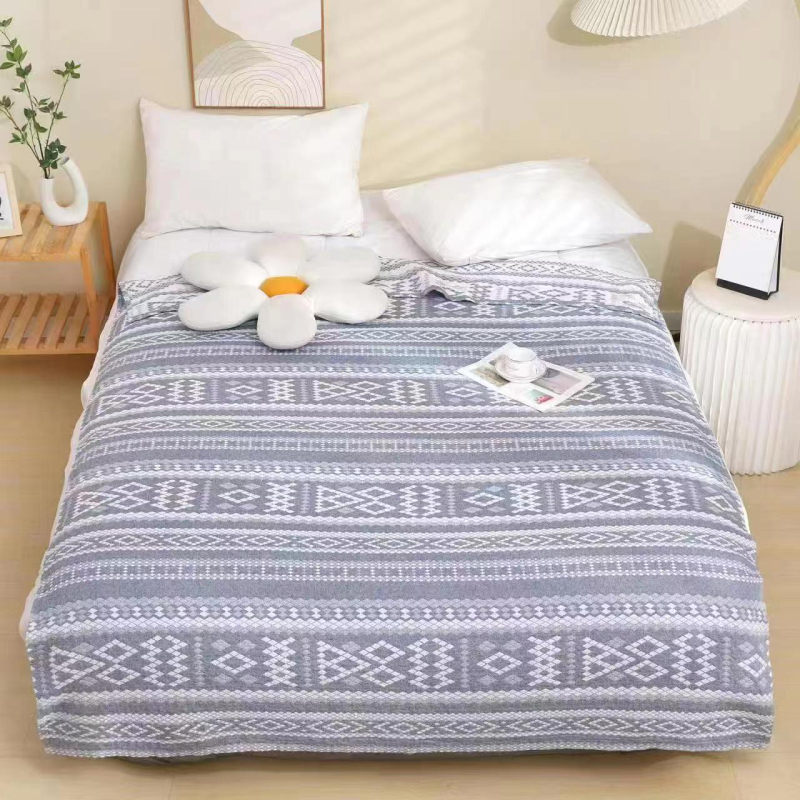 Kolm kihti marli-pleed, 99% puuvill, reaktiivne värvimine, geomeetriline muster, kaal 1,05–1,50 kg, kevad–sügis