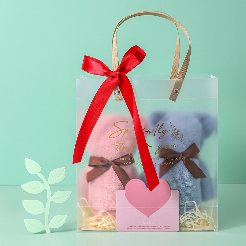 Ručnik s medvjedićem u kutiji za darove; brend Flowers and brocade clusters; 100% pamuk; težina 50–80 g; tip: ručnik za lice/tijelo; šavovi završnog obruba
