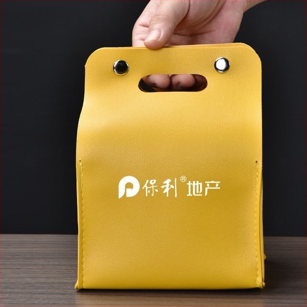 Κεραμικό ταξιδιωτικό σετ τσαγιού με 1 τσαγιέρα και 4 φλυτζάνια, φορητή δερμάτινη θήκη μεταφοράς, περιλαμβάνει δίσκο τσαγιού και δυνατότητα προσαρμογής λογότυπου