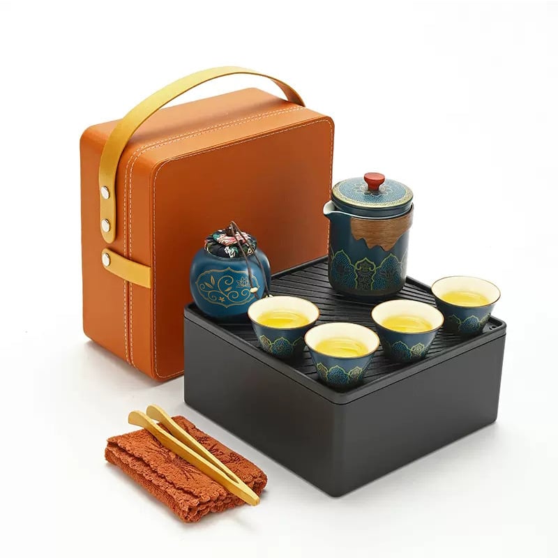 Κεραμικό ταξιδιωτικό σετ τσαγιού με 1 τσαγιέρα και 4 φλυτζάνια, φορητή δερμάτινη θήκη μεταφοράς, περιλαμβάνει δίσκο τσαγιού και δυνατότητα προσαρμογής λογότυπου