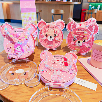 Vaikų plaukų aksesuarų komplektas – rankų darbo; akrilinis; piešiniai su gyvūniais/animaciniais personažais; įskaitant plaukų segtukus, kaklo vėrinį ir auskarus; tinka vaikams nuo 3 iki 10 metų.