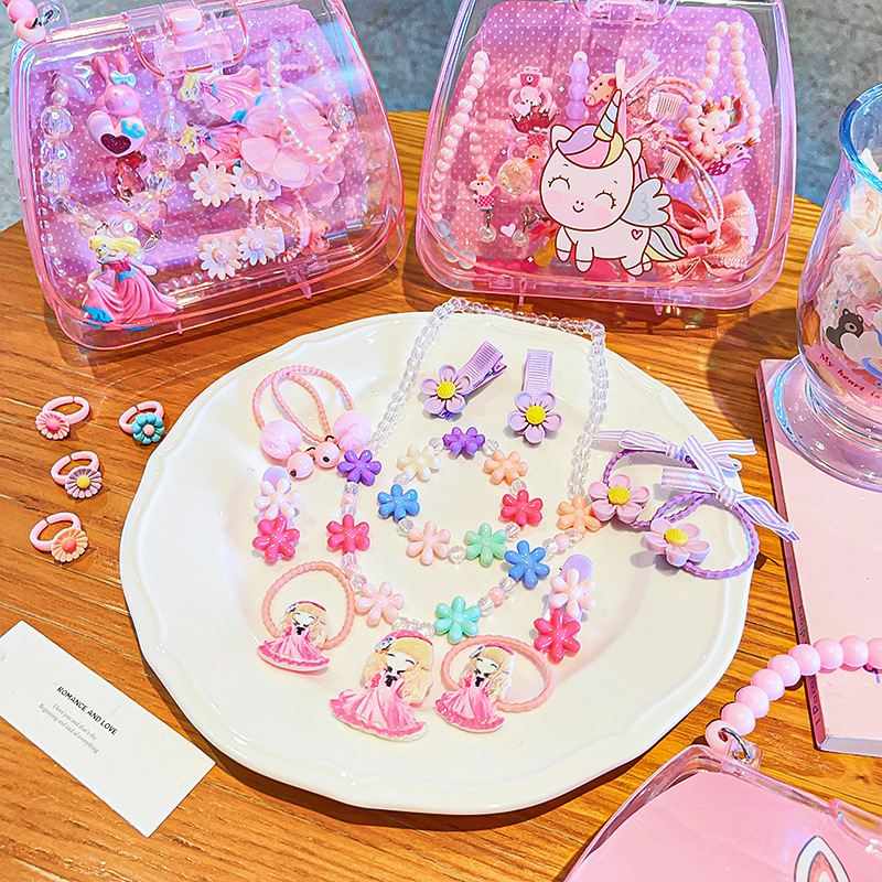 Vaikų plaukų aksesuarų komplektas – rankų darbo; akrilinis; piešiniai su gyvūniais/animaciniais personažais; įskaitant plaukų segtukus, kaklo vėrinį ir auskarus; tinka vaikams nuo 3 iki 10 metų.