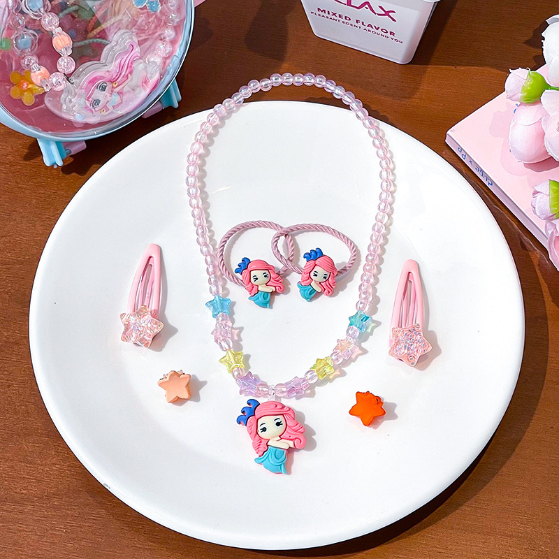 Vaikų plaukų aksesuarų komplektas – rankų darbo; akrilinis; piešiniai su gyvūniais/animaciniais personažais; įskaitant plaukų segtukus, kaklo vėrinį ir auskarus; tinka vaikams nuo 3 iki 10 metų.