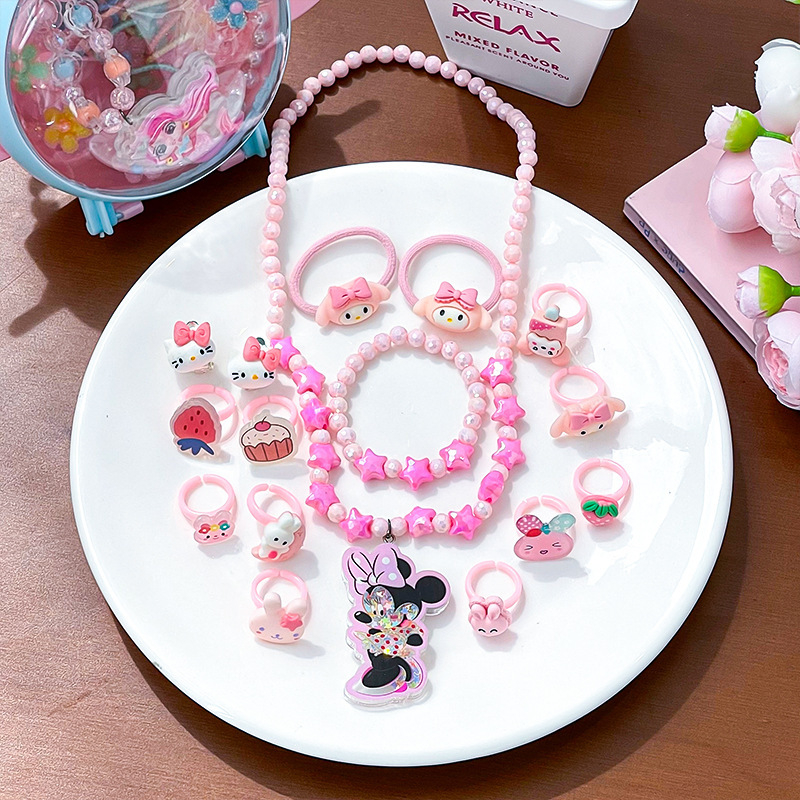 Vaikų plaukų aksesuarų komplektas – rankų darbo; akrilinis; piešiniai su gyvūniais/animaciniais personažais; įskaitant plaukų segtukus, kaklo vėrinį ir auskarus; tinka vaikams nuo 3 iki 10 metų.