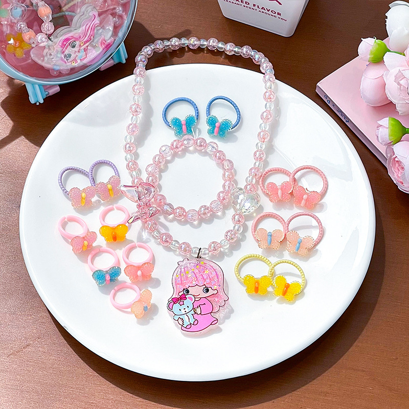 Vaikų plaukų aksesuarų komplektas – rankų darbo; akrilinis; piešiniai su gyvūniais/animaciniais personažais; įskaitant plaukų segtukus, kaklo vėrinį ir auskarus; tinka vaikams nuo 3 iki 10 metų.