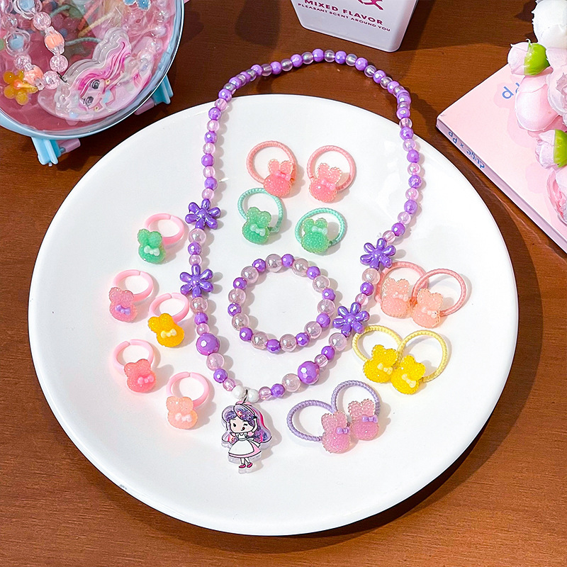 Vaikų plaukų aksesuarų komplektas – rankų darbo; akrilinis; piešiniai su gyvūniais/animaciniais personažais; įskaitant plaukų segtukus, kaklo vėrinį ir auskarus; tinka vaikams nuo 3 iki 10 metų.