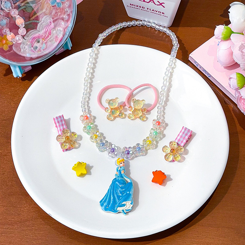 Vaikų plaukų aksesuarų komplektas – rankų darbo; akrilinis; piešiniai su gyvūniais/animaciniais personažais; įskaitant plaukų segtukus, kaklo vėrinį ir auskarus; tinka vaikams nuo 3 iki 10 metų.