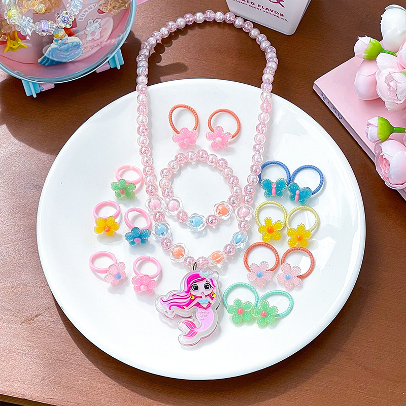 Vaikų plaukų aksesuarų komplektas – rankų darbo; akrilinis; piešiniai su gyvūniais/animaciniais personažais; įskaitant plaukų segtukus, kaklo vėrinį ir auskarus; tinka vaikams nuo 3 iki 10 metų.