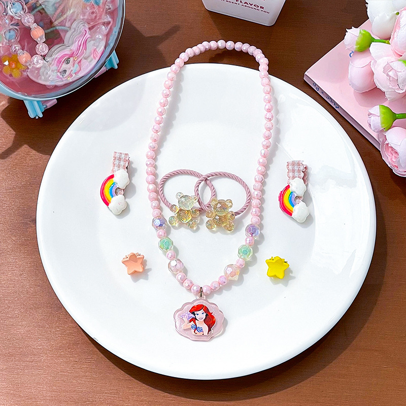 Vaikų plaukų aksesuarų komplektas – rankų darbo; akrilinis; piešiniai su gyvūniais/animaciniais personažais; įskaitant plaukų segtukus, kaklo vėrinį ir auskarus; tinka vaikams nuo 3 iki 10 metų.