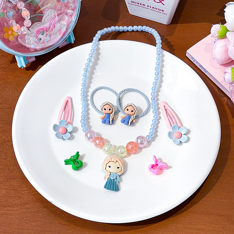 Vaikų plaukų aksesuarų komplektas – rankų darbo; akrilinis; piešiniai su gyvūniais/animaciniais personažais; įskaitant plaukų segtukus, kaklo vėrinį ir auskarus; tinka vaikams nuo 3 iki 10 metų.