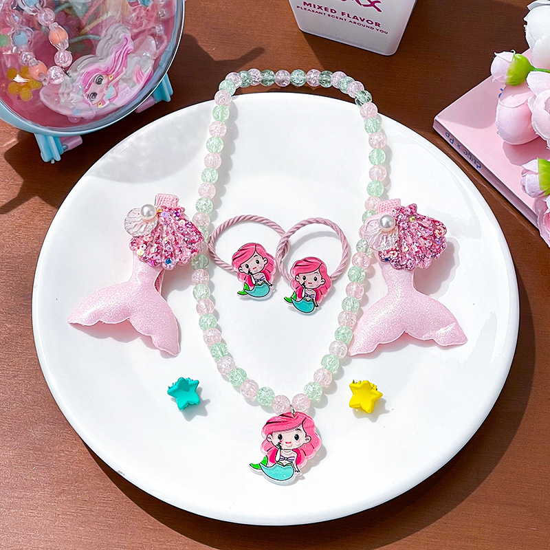 Vaikų plaukų aksesuarų komplektas – rankų darbo; akrilinis; piešiniai su gyvūniais/animaciniais personažais; įskaitant plaukų segtukus, kaklo vėrinį ir auskarus; tinka vaikams nuo 3 iki 10 metų.