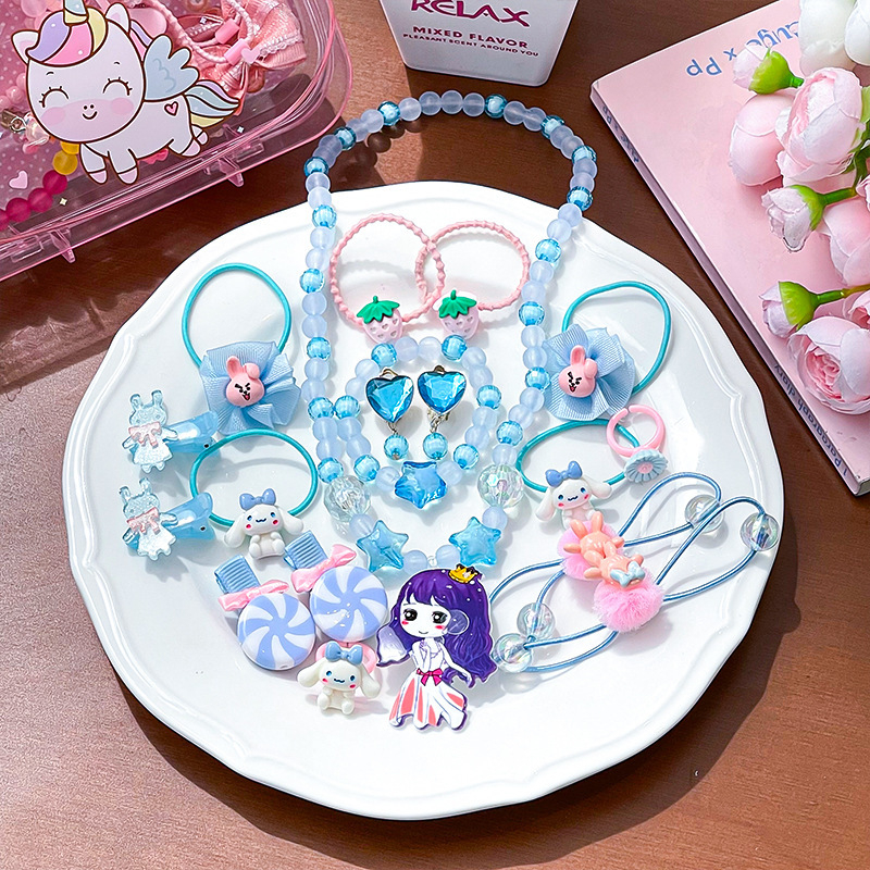 Vaikų plaukų aksesuarų komplektas – rankų darbo; akrilinis; piešiniai su gyvūniais/animaciniais personažais; įskaitant plaukų segtukus, kaklo vėrinį ir auskarus; tinka vaikams nuo 3 iki 10 metų.