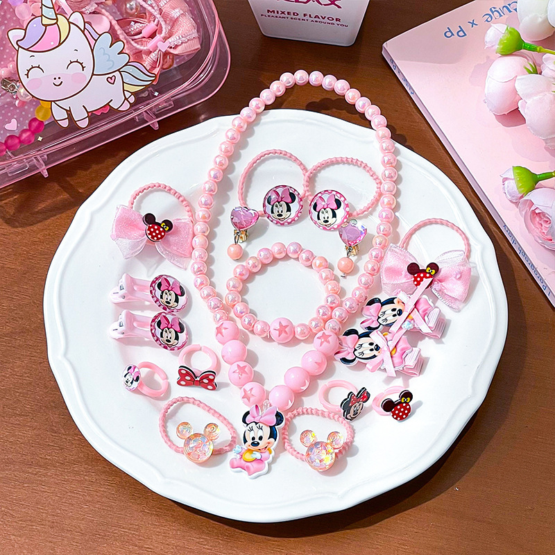 Vaikų plaukų aksesuarų komplektas – rankų darbo; akrilinis; piešiniai su gyvūniais/animaciniais personažais; įskaitant plaukų segtukus, kaklo vėrinį ir auskarus; tinka vaikams nuo 3 iki 10 metų.