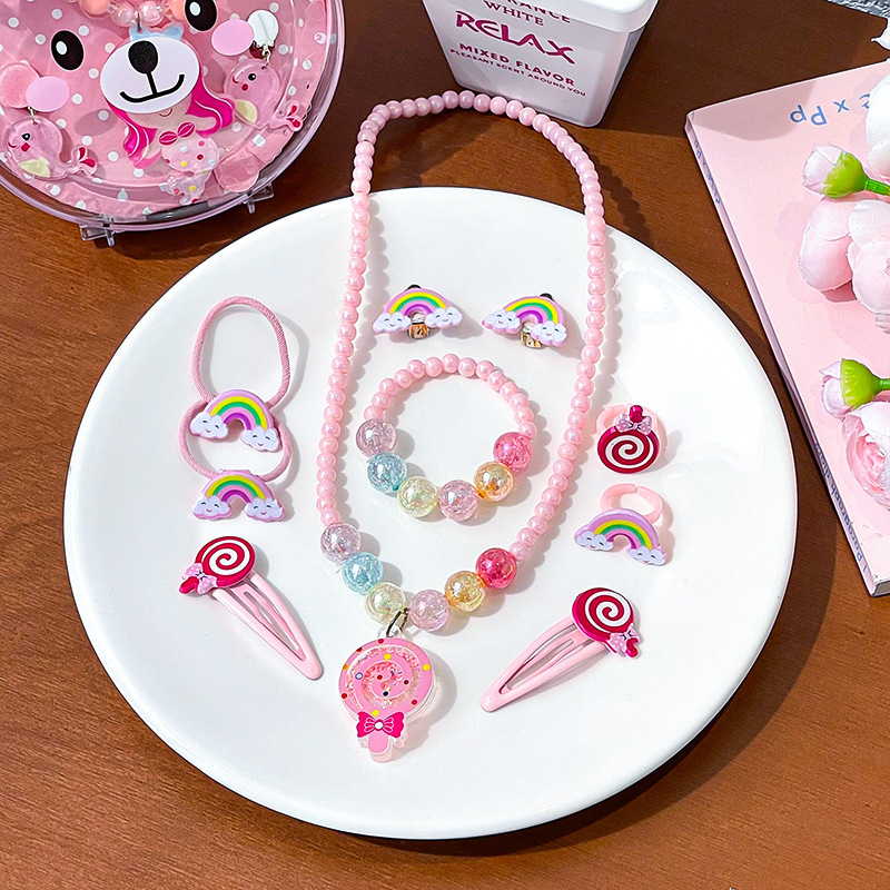 Vaikų plaukų aksesuarų komplektas – rankų darbo; akrilinis; piešiniai su gyvūniais/animaciniais personažais; įskaitant plaukų segtukus, kaklo vėrinį ir auskarus; tinka vaikams nuo 3 iki 10 metų.