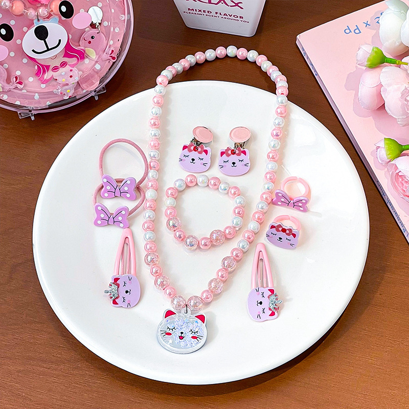 Vaikų plaukų aksesuarų komplektas – rankų darbo; akrilinis; piešiniai su gyvūniais/animaciniais personažais; įskaitant plaukų segtukus, kaklo vėrinį ir auskarus; tinka vaikams nuo 3 iki 10 metų.